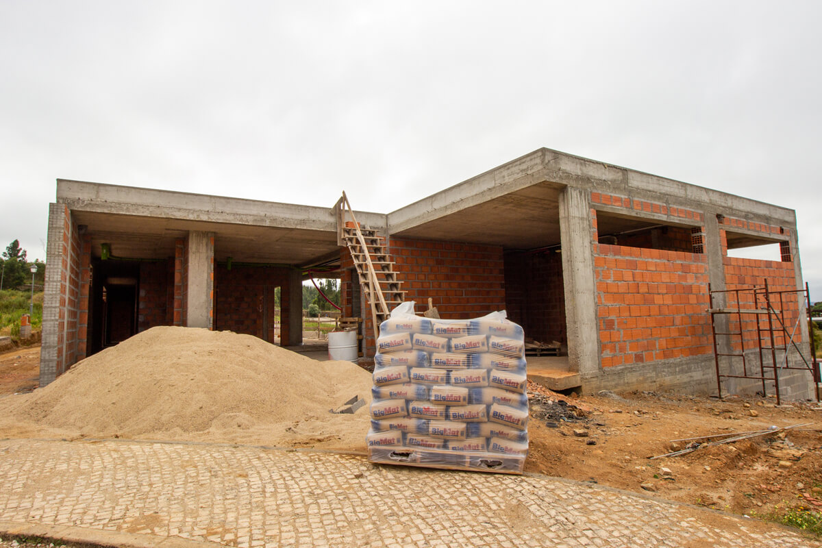 Fachada moderna de moradia concluída — Amplitude Urbana