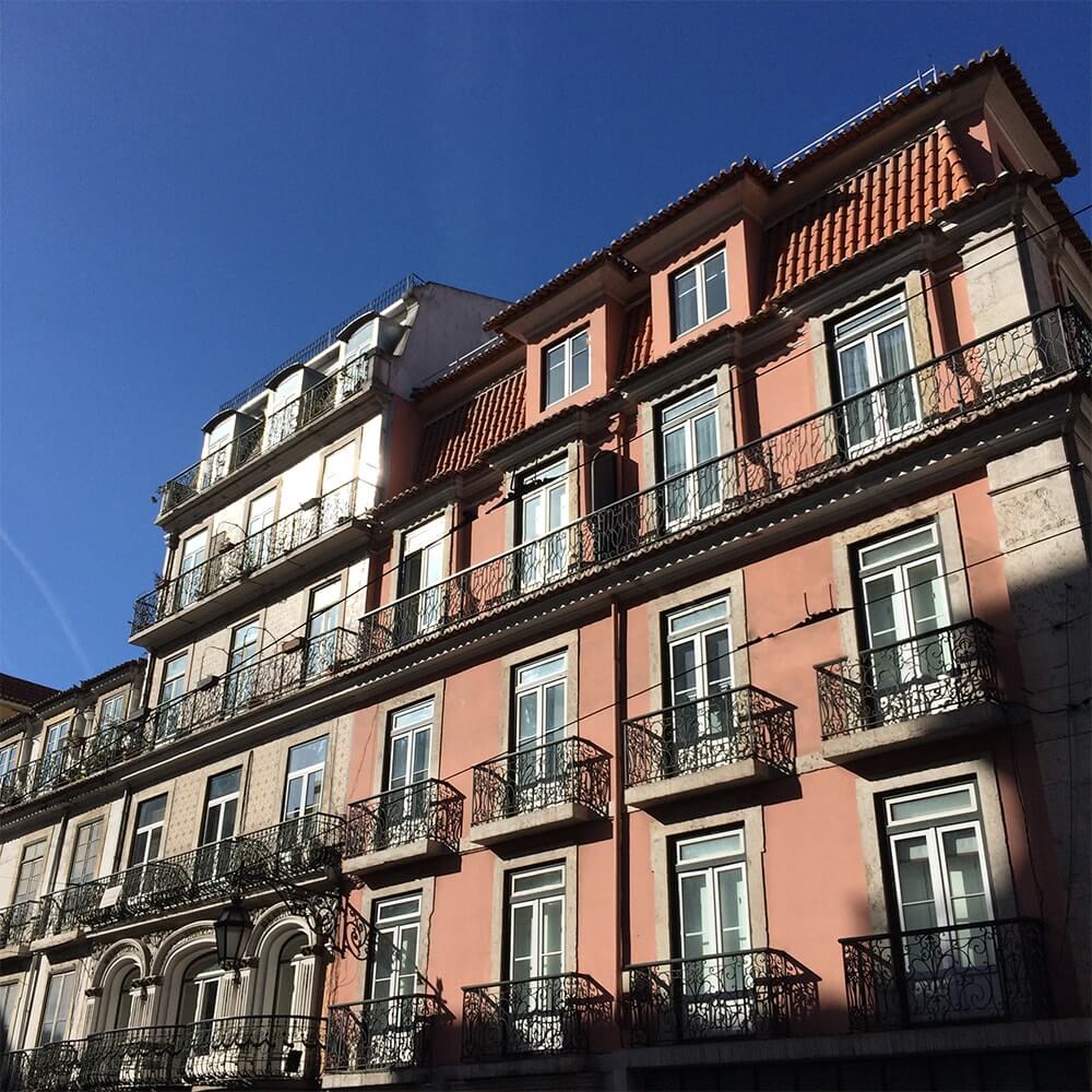 Fachada urbana em recuperação
